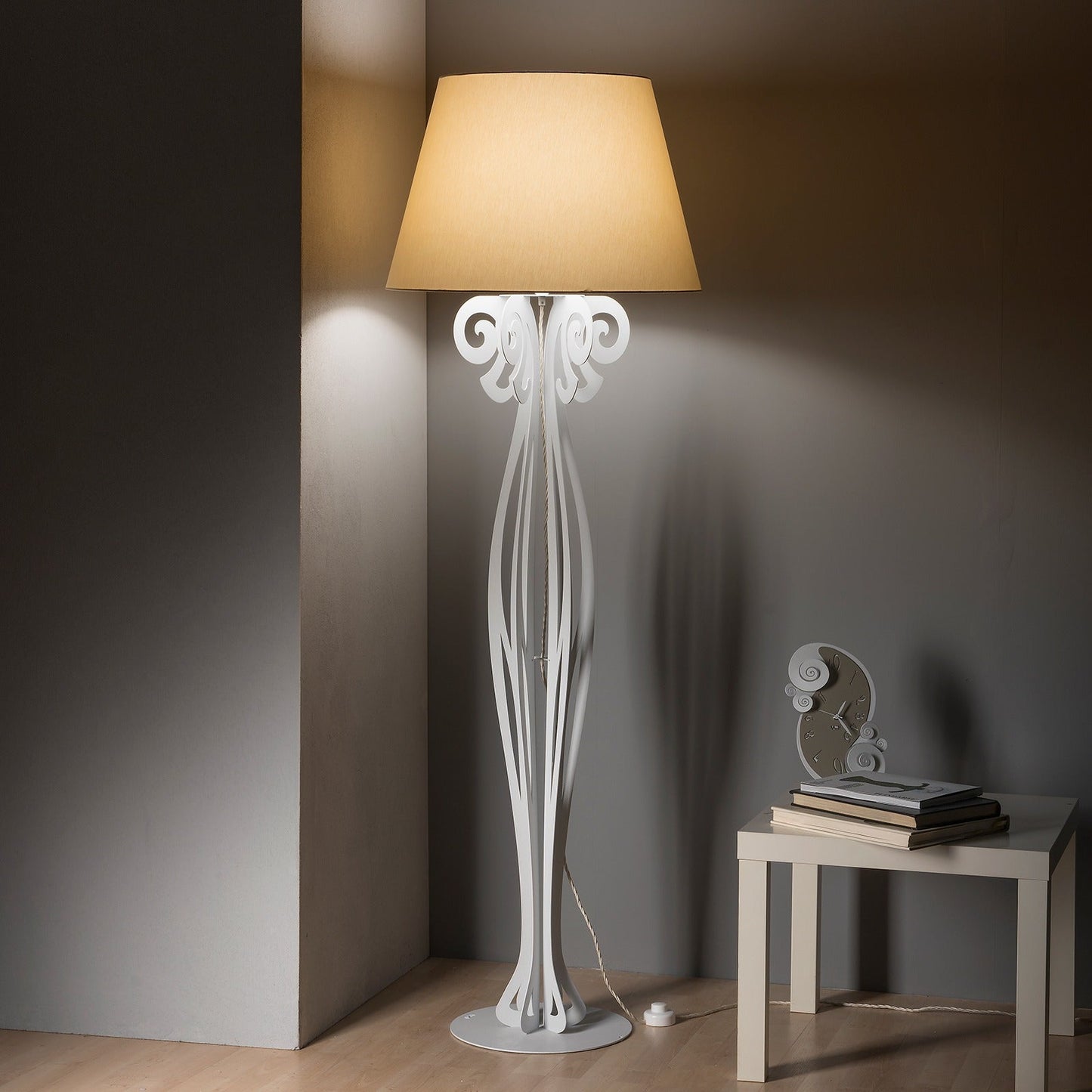 Lampada da terra moderna di design Circeo