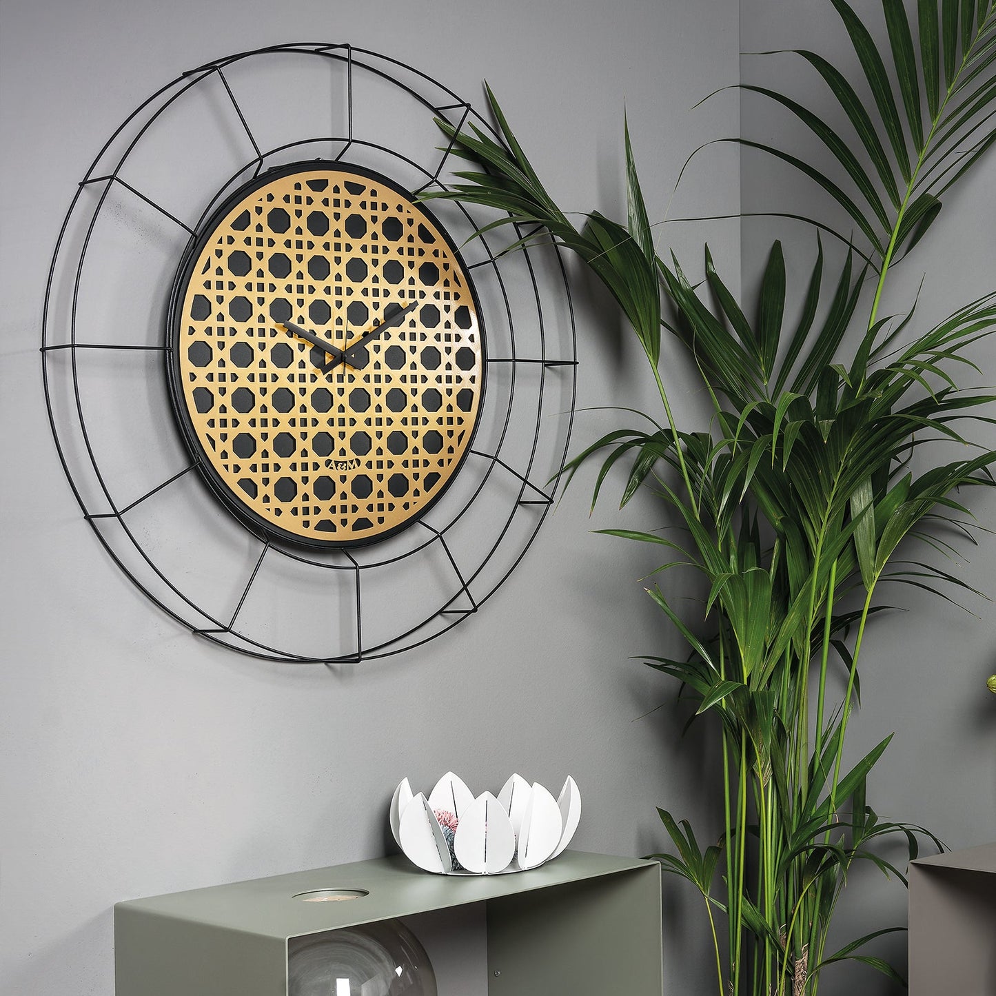 Grande horloge murale au design nu viennois