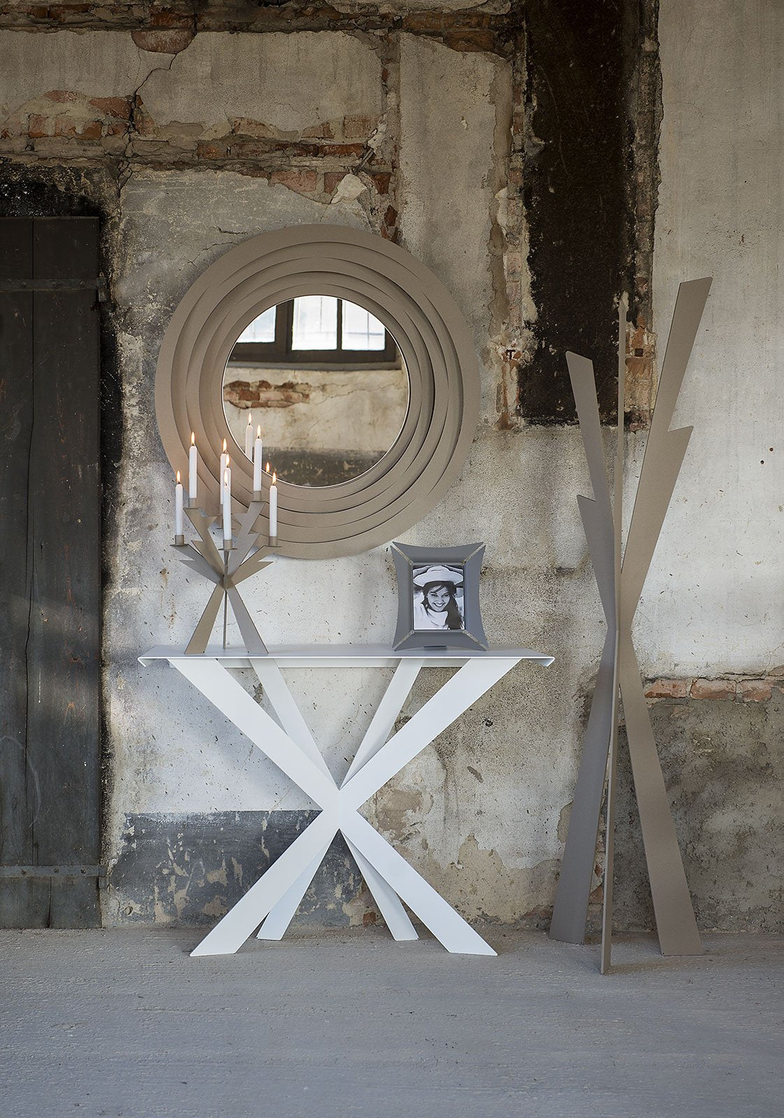 Appendiabiti da terra di design Zeus