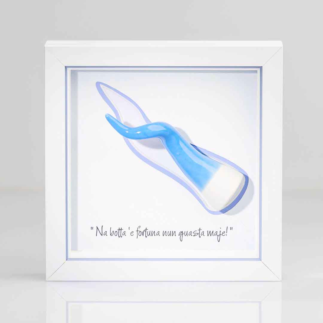 Corno portafortuna artigianale napoletano in ceramica azzurro con cornice in legno azzurra