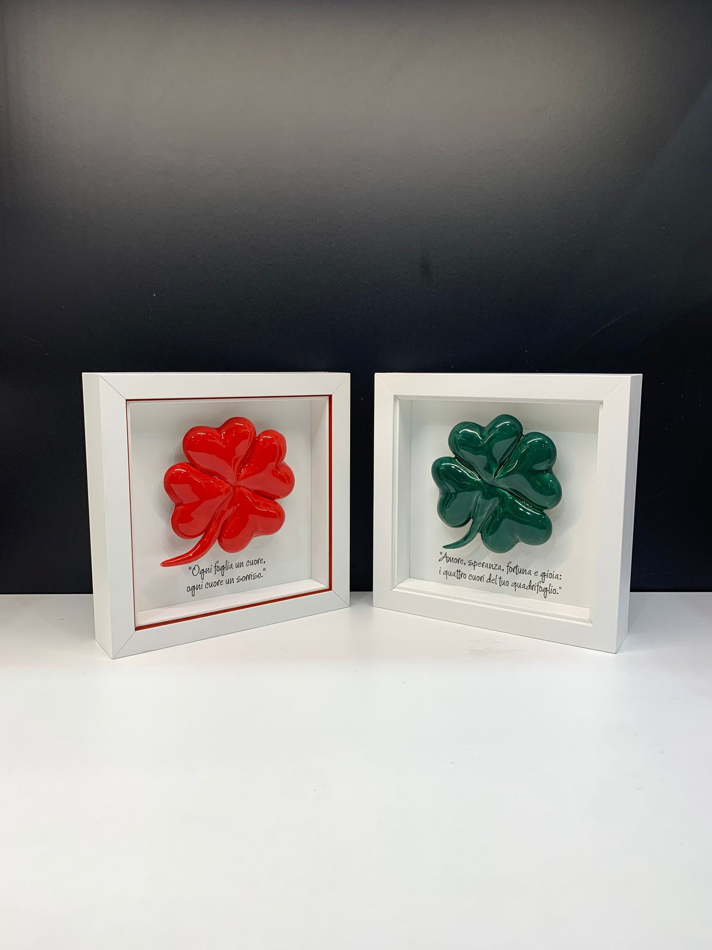 🌿 Cornice in legno con quadrifoglio in ceramica colore rosso – simbolo di fortuna e amore