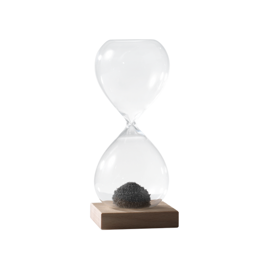 Sablier magnétique avec base en bois : une œuvre d'art qui change à chaque mouvement 