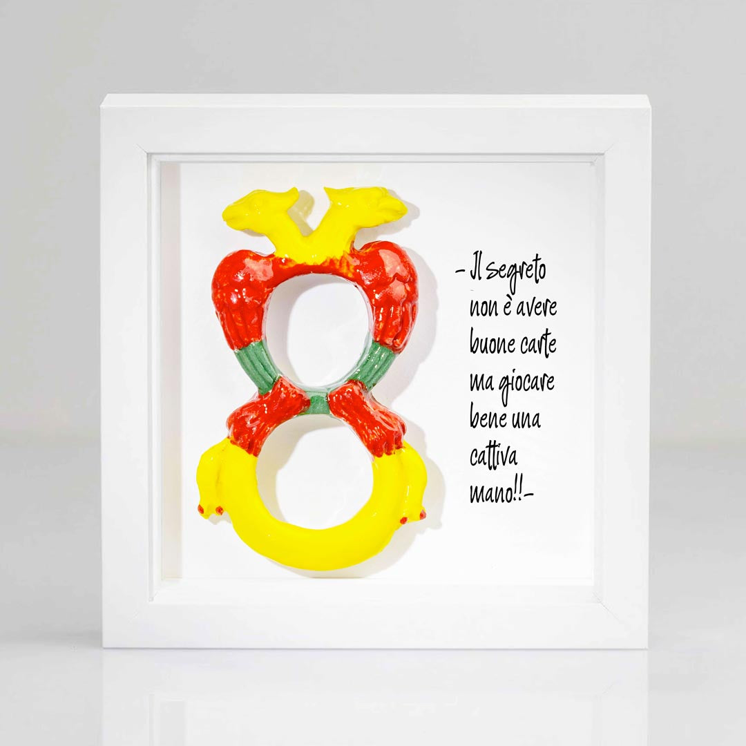 Cornice tutta bianca artigianale con Asso di denari delle carte napoletane e frase decorativa idea cerimonia