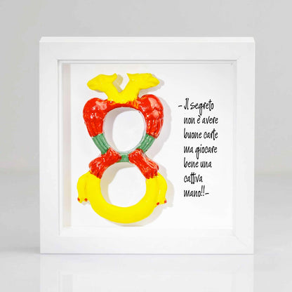 Cornice tutta bianca artigianale con Asso di denari delle carte napoletane e frase decorativa idea cerimonia