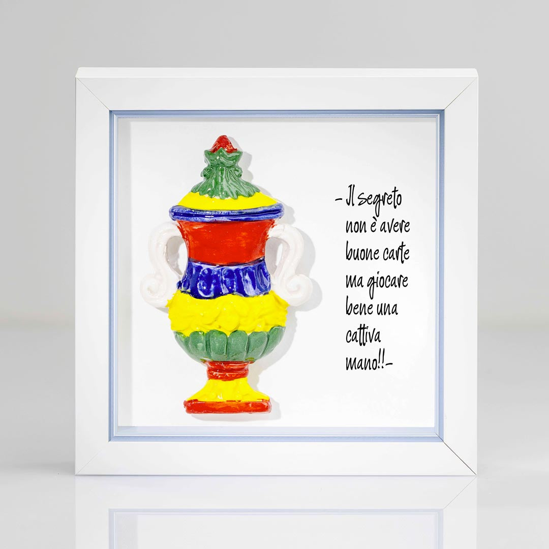 Quadro artigianale con Asso di Coppe delle carte napoletane in ceramica colorata e cornice bianca e interno azzurro