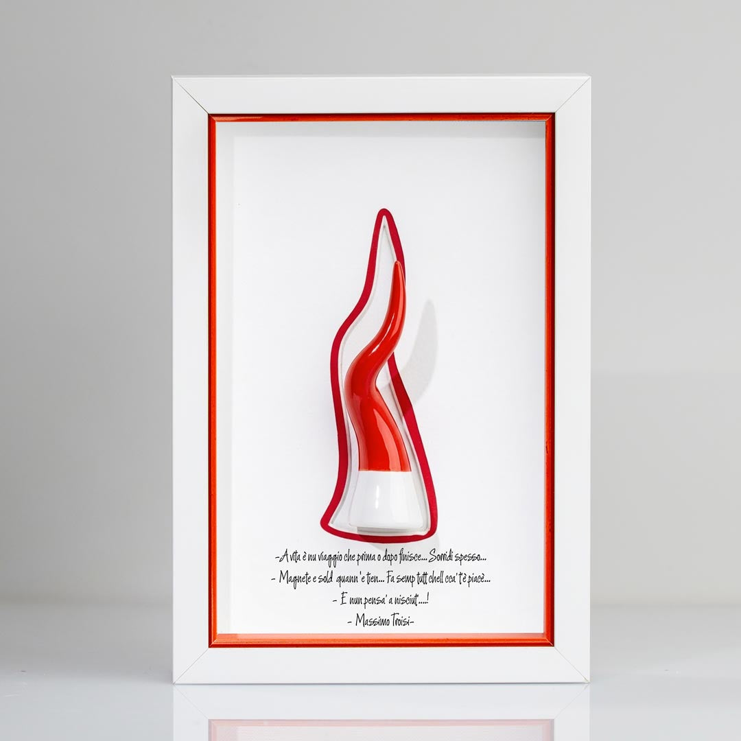 Quadro moderno con corno portafortuna napoletano rosso in rilievo, cornice bianca e citazione di Massimo Troisi in lingua napoletana su sfondo bianco.