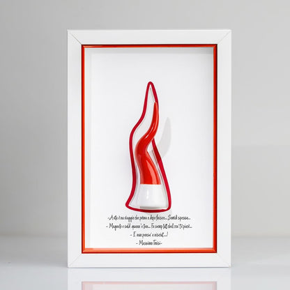 Quadro moderno con corno portafortuna napoletano rosso in rilievo, cornice bianca e citazione di Massimo Troisi in lingua napoletana su sfondo bianco.