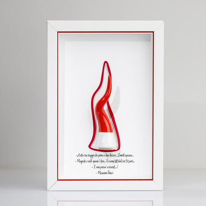 Corno napoletano rosso fatto a mano in teca bianca con aforisma di Massimo Troisi: "A vita è nu viaggio che prima o dopo finisce...". Elegante decorazione portafortuna da parete.