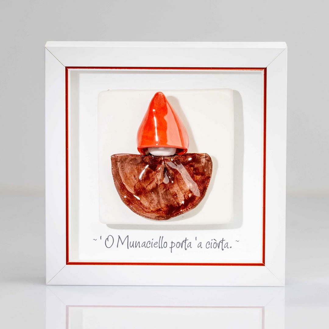 munaciell tradizione napololetana in cornice colore rosso con rigo