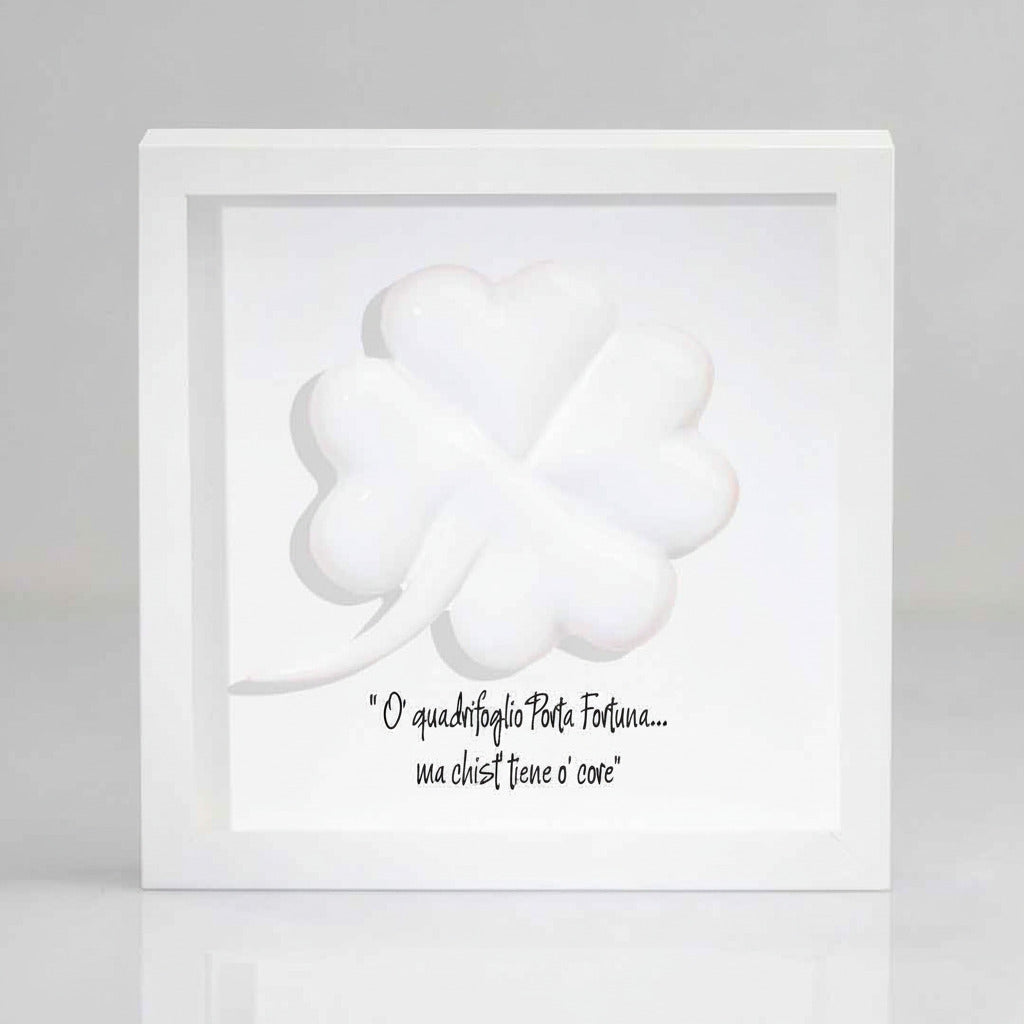 Cornice in legno con quadrifoglio in ceramica – simbolo di fortuna e amore