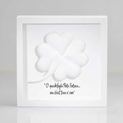 Cornice in legno con quadrifoglio in ceramica – simbolo di fortuna e amore