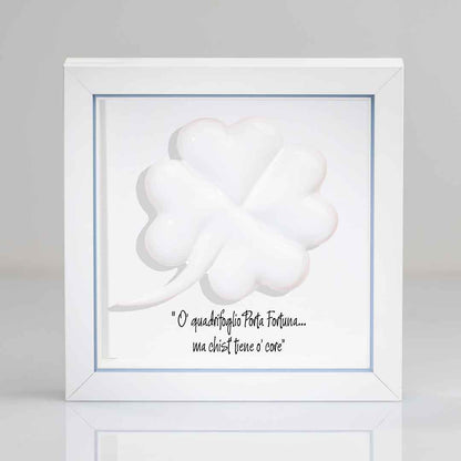 Cornice in legno con quadrifoglio in ceramica – simbolo di fortuna e amore
