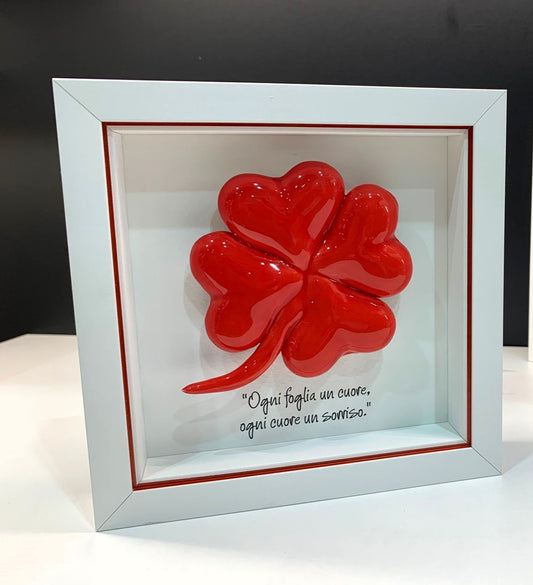 🌿 Cornice in legno con quadrifoglio in ceramica colore rosso – simbolo di fortuna e amore